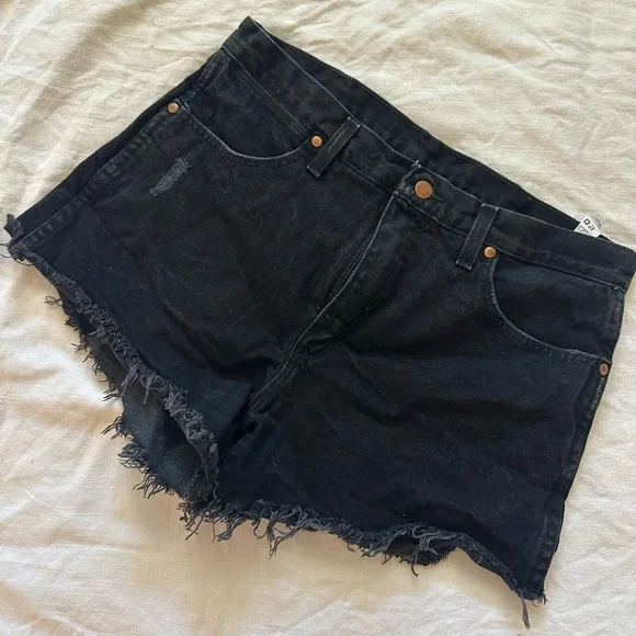 BLACK DENIM WRANGLER SHORTS - Picture 3 of 4